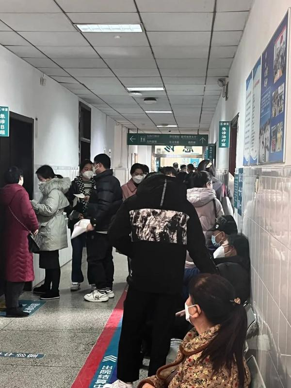 △急诊科诊室前等待的人门