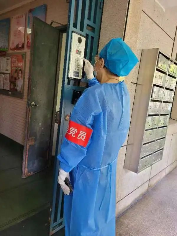 “我们党员就是要为人民服务，这是我一辈子的初心和使命。”