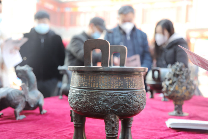 ↑1月4日，在石家庄市灵寿县文化遗产宣传活动现场，工作人员发放非物质文化遗产宣传材料。（杨敏 摄）