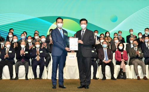 　　香港特别行政区行政长官李家超为香港青年联会主席杨政龙先生颁发委任证书