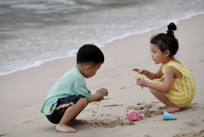 ▲1月4日，小朋友在三亚市大东海景区玩耍。新华社记者赵颖全 摄