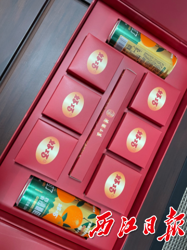 △奇乐公司沙糖桔月饼饮料礼盒。西江日报记者吴映霖 摄