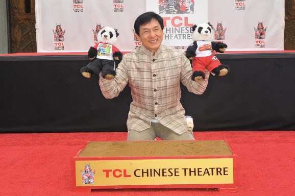 　　成龙是第一位在好莱坞TCL中国大剧院按下手印的华人影星
