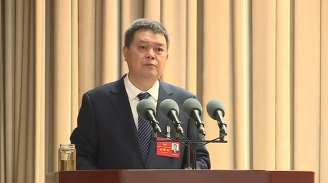 1月4日，时任平顶山市代市长李明俊作政府工作报告（来源：平顶山广播电视台视频截图）