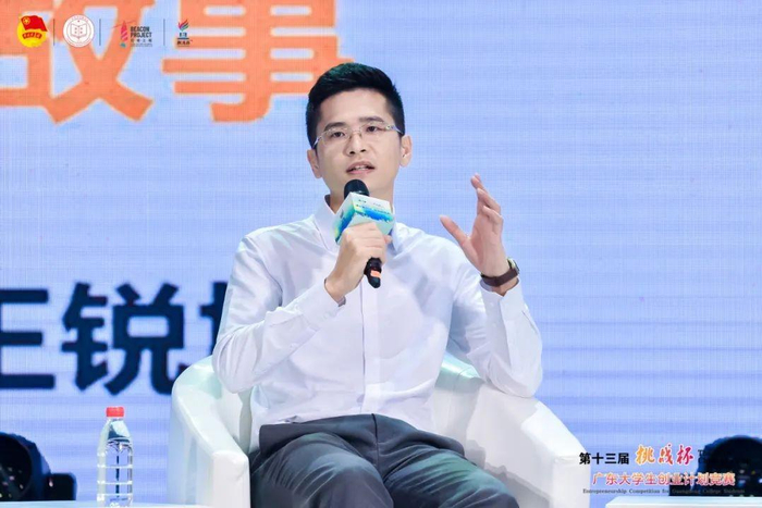 　　王锐旭在第十三届“挑战杯”决赛开幕上分享创业经验