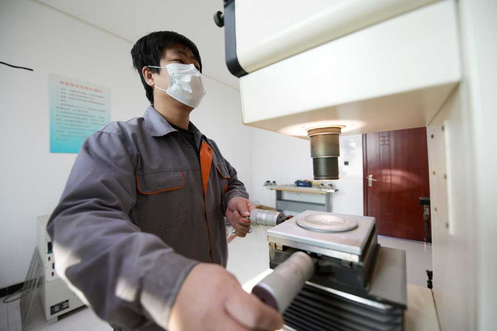 在文安县史各庄镇廊坊大和线缆有限公司检验室，技术人员正在检测电缆护套材料性能。