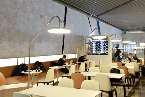 大量落地灯为商务旅客照明