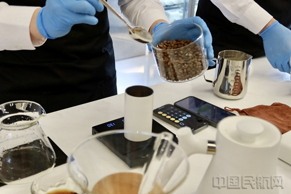 休息室内手冲咖啡制作现场