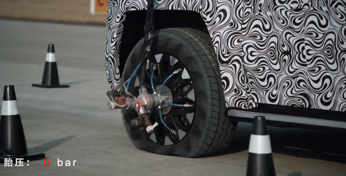 “易四方”技术可有效爆胎后车辆方向失控。 仰望品牌供图 华龙网发