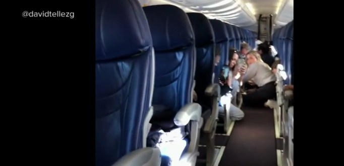 机舱内惊恐的乘客 视频截图