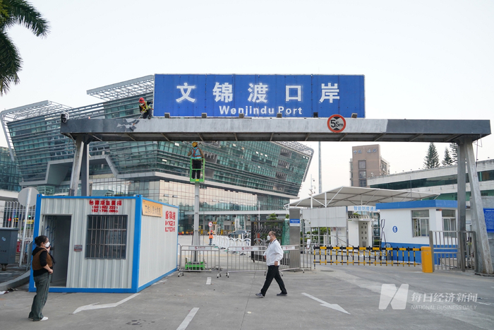 工人正在粉刷文锦渡口岸大门