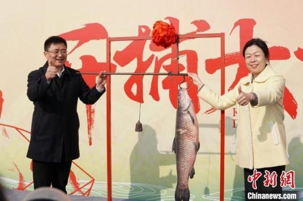 “头鱼”量身长、称体重。　孙权　摄