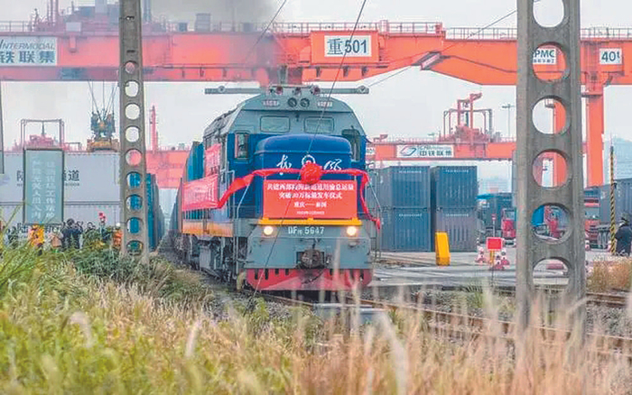     12月30日，重庆团结村中心站，装载川渝两地企业生产产品的陆海新通道铁海联运班列驶出，将经广西钦州港到泰国。    据重庆日报
