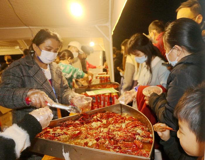 市民品尝小龙虾