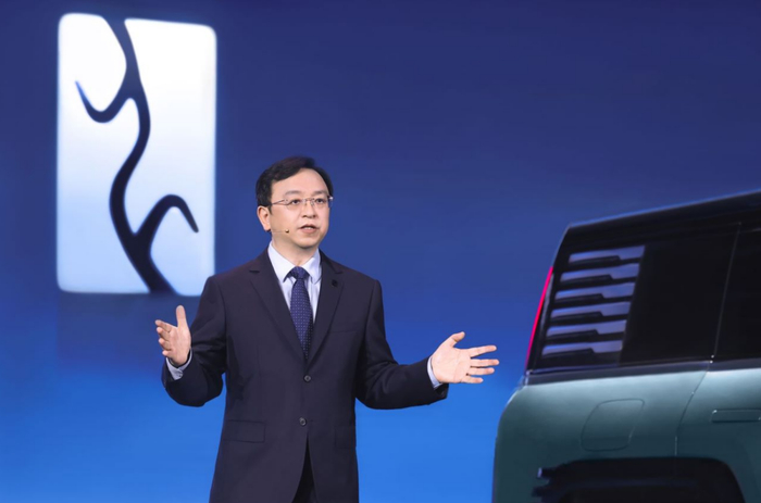 比亚迪汽车董事长王传福介绍“易四方”技术。 仰望品牌供图 华龙网发