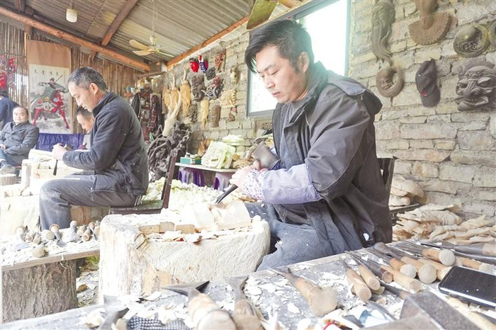     周官屯大多数人都有木雕手艺。  陆青剑 摄