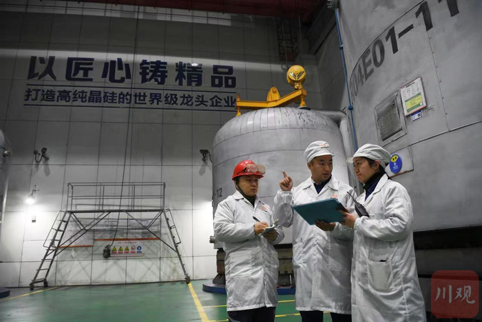 罗轩（中）正在询问还原炉配比和参数。肖雨杨 摄