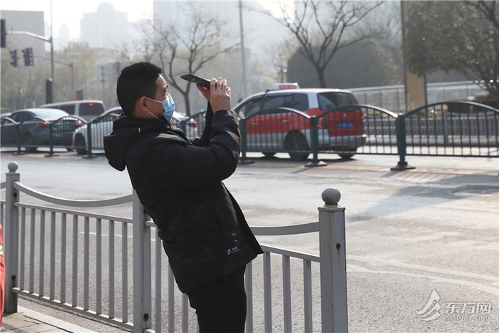 一名行人驻足拍照