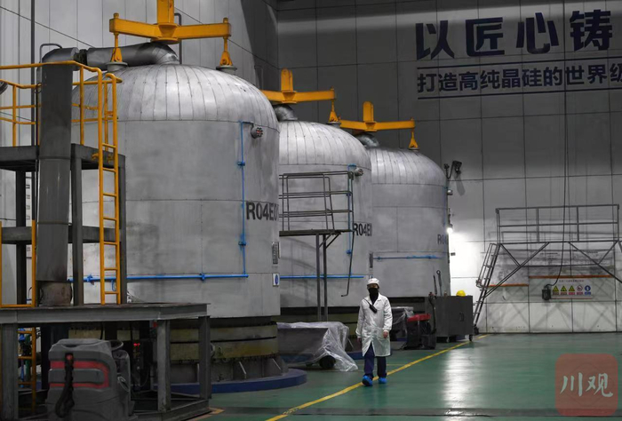 四川永祥多晶硅有限公司还原三厂房里的还原炉，一炉每90个小时炼出12吨高纯多晶硅。 肖雨杨 摄