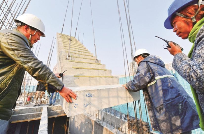     丰润区一处环保节能型装配式住宅项目施工现场吊装楼梯。新华社记者 杨世尧 摄