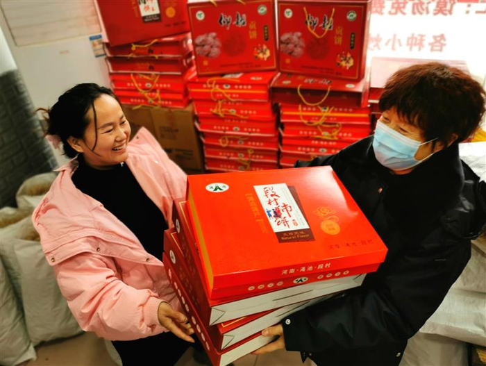 渑池网红焦娜娜（左）代言家乡，销售仰韶柿饼。王家臣摄