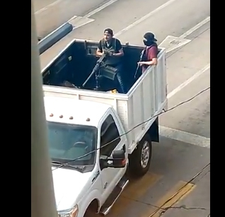 街头上的武装毒贩 图片来源：社交媒体