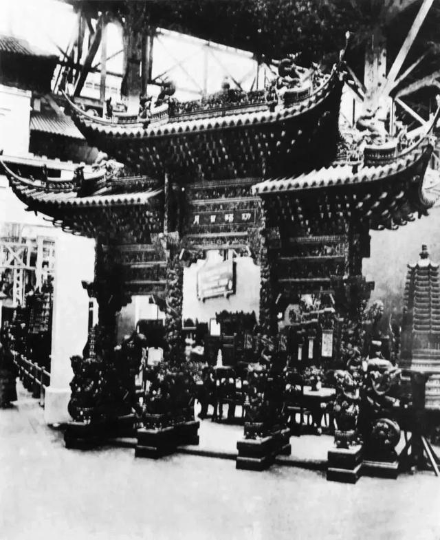 1915年，土山湾中国牌楼参展美国旧金山巴拿马太平洋博览会时的现场照片