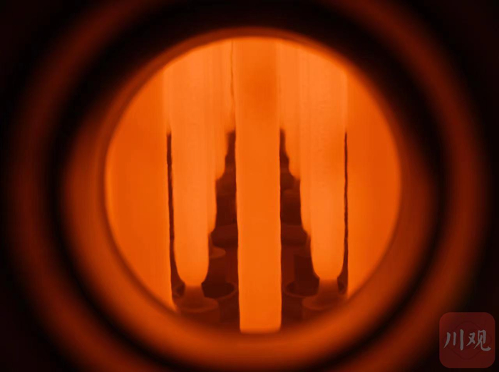 还原炉里，多晶硅棒在1080摄氏度的高温里“成长”。肖雨杨 摄