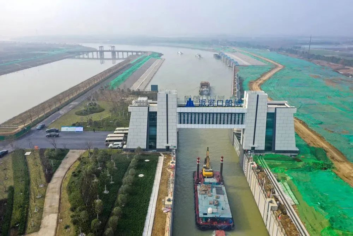 12月30日，船只通过引江济淮派河口船闸（无人机照片）。新华社发（刘玉才摄）