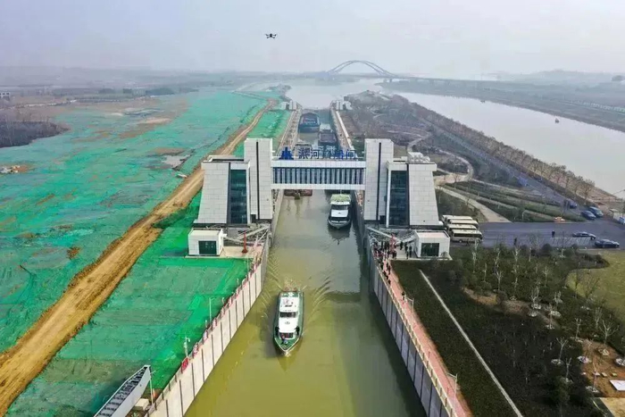 12月30日，船只通过引江济淮派河口船闸（无人机照片）。新华社发（刘玉才摄）