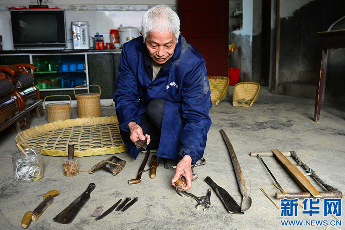　　近日，在江西省宜春市万载县白良镇锦江村，巫湖南在整理篾匠工具。新华网发 邓龙华 摄