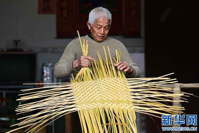 　　近日，在江西省宜春市万载县白良镇锦江村，巫湖南在编制竹制品。新华网发 邓龙华 摄