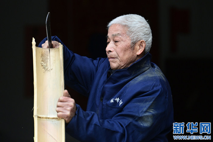 　　近日，在江西省宜春市万载县白良镇锦江村，巫湖南在开竹。新华网发 邓龙华 摄