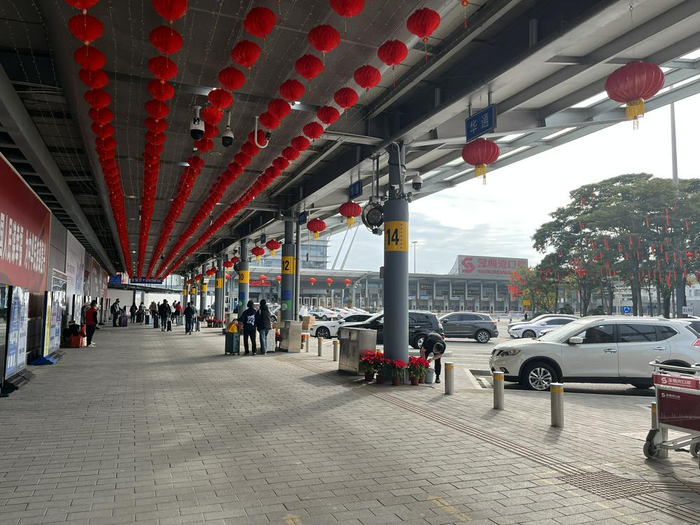 通往出境大厅的道路已畅通无阻 财联社记者摄