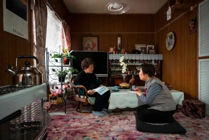 　　夕张一位75岁的老人（右）正在拜访一位88岁老人。前者是当地照顾老年人协会的成员，这个自救协会的48名志愿者要照顾该市600名75岁以上的老人（IC photo 供图）