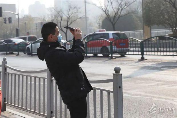 ▲一名行人驻足拍照