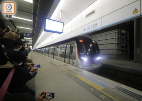 港铁东铁线首班列车抵达落马洲站。（图片来源：香港东网）