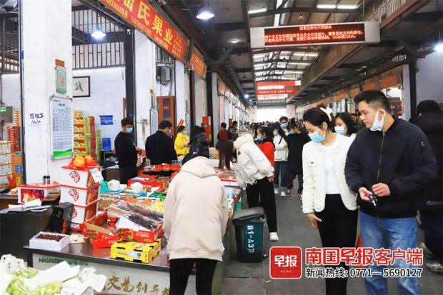 ▲丰富的水果品类引得不少市民驻足。南国早报客户端见习记者 覃玉富 摄