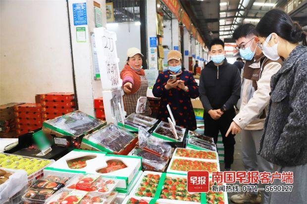 ▲市民正在选购水果。南国早报客户端见习记者 覃玉富 摄