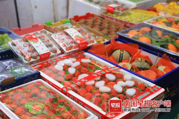 ▲南宁海吉星的水果品类十分丰富。南国早报客户端见习记者 覃玉富 摄