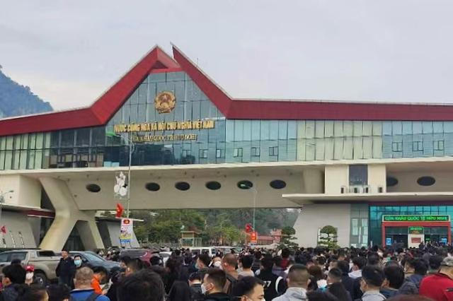 1月8日，许多人在越南海关出境通道等待通关。受访者供图