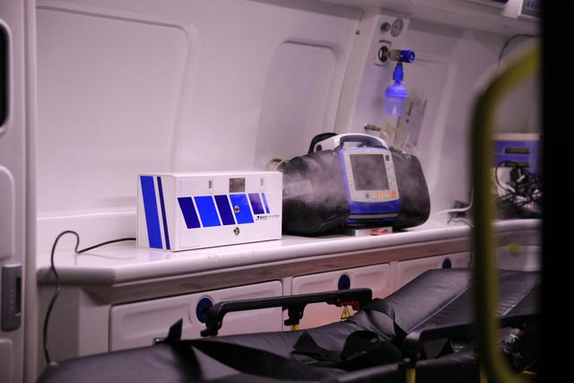 便携式超细气雾微覆膜消毒机在救护车中得到应用。受访者供图