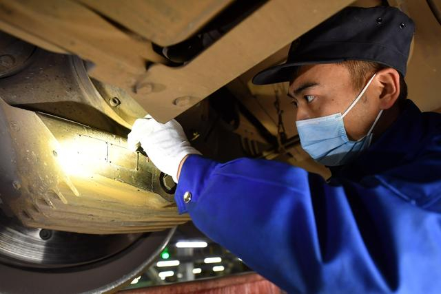 工作人员检查齿轮箱的油位是否合适。 新京报记者 王贵彬 摄