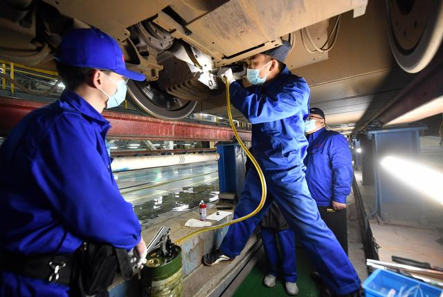 一级修车间临修组的工作人员正在给齿轮箱注油。 新京报记者 王贵彬 摄