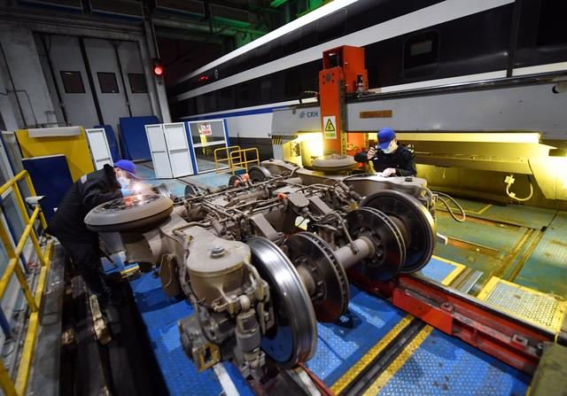 专项修车间内，一套动车组转向架被拆下，即将更换新的设备。 新京报记者 王贵彬 摄