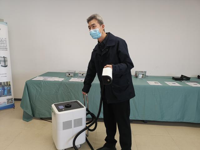 中科长剑公司研发的手持式消杀设备。 新京报记者 张璐 摄