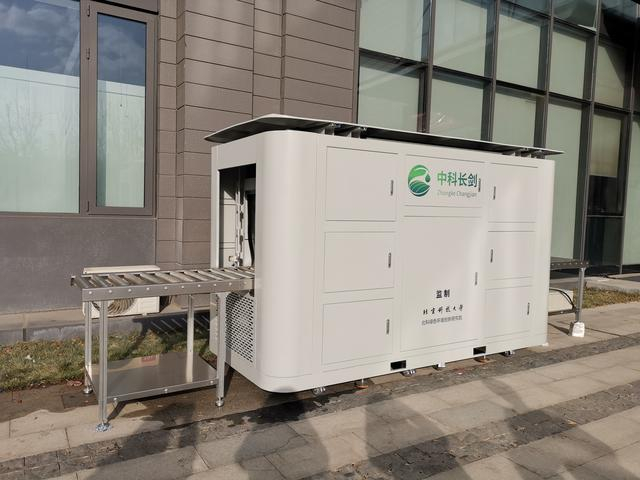 通道式高能紫外消杀设备放置在北京中科长剑公司门口。 新京报记者 张璐 摄