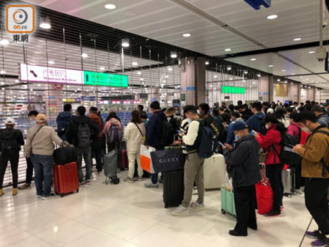 市民在等待“开关”。（图片来源：香港东网）