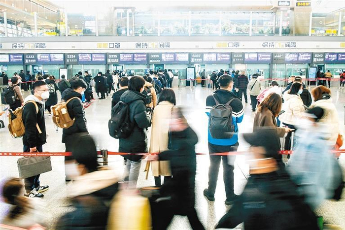 昨日，民航旅客在T3航站楼有序排队接受安检。 （首席记者 王健 摄）