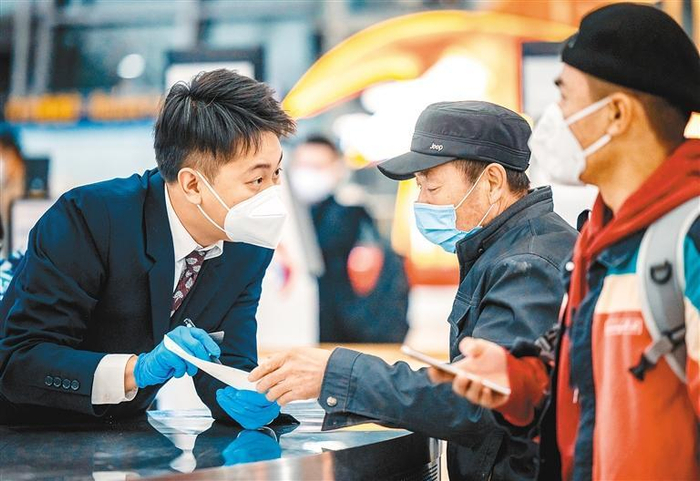 春运首日，民航工作人员接受旅客咨询。  （首席记者 王健 摄）